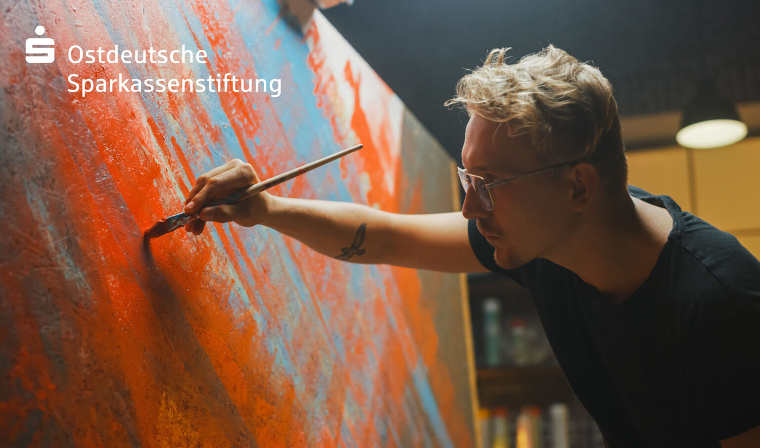 Mann malt auf Leinwand